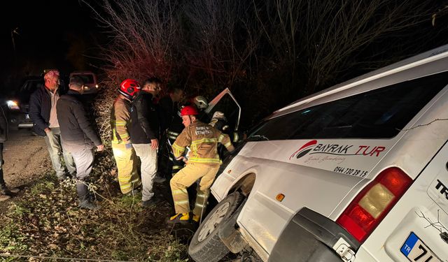 Bartın'da devrilen minibüsteki 4 kişi yaralandı