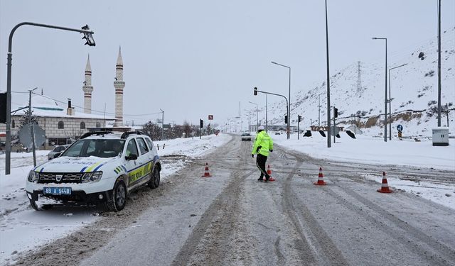 Bayburt-Erzurum kara yolu çığ nedeniyle ulaşıma kapandı