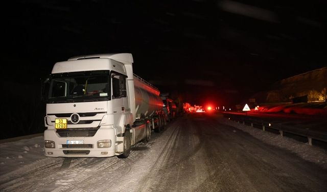 Bayburt'ta kar ve tipi nedeniyle ulaşım güçlükle sağlanıyor