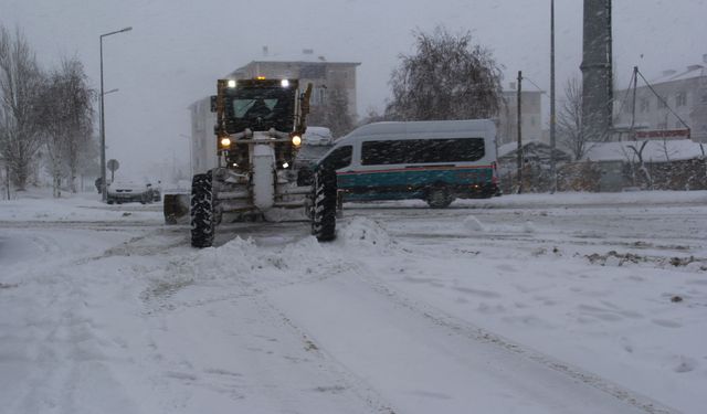 Bayburt'ta karla mücadele çalışmaları devam ediyor