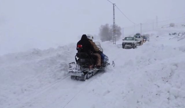 Bayburt'ta yolu kapalı köydeki hasta kar motoruyla ambulansa taşındı