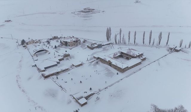 Bayburt'taki Kenan Yavuz Etnografya Müzesi beyaz örtüyle kaplandı