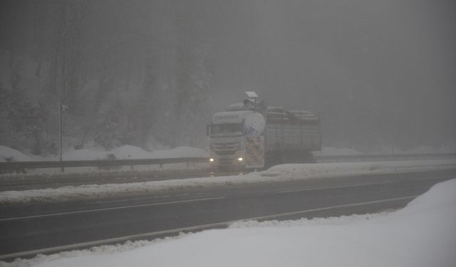 Bolu Dağı'nda kar ve sis etkili oldu