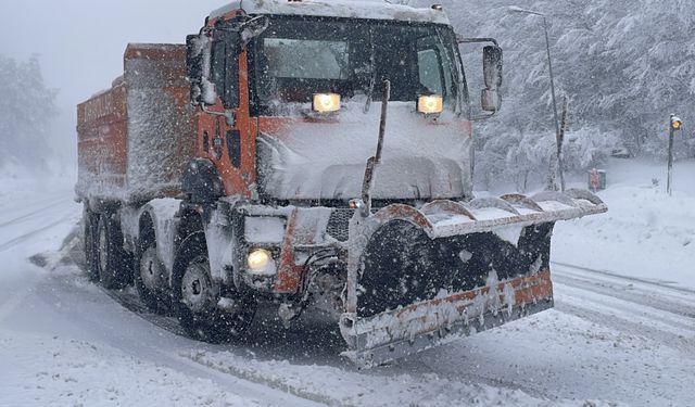 Bolu Dağı'nda kar yağışı nedeniyle ağır tonajlı araçların geçişine izin verilmiyor