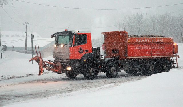Bolu Dağı'nda yoğun kar etkili oluyor