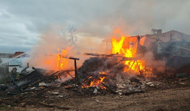 Bolu'da kullanılmayan ahşap köy evi yandı