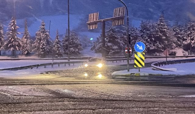 Bolu'da özel öğrenciler aileleri eşliğinde şambrelle karda kaydı