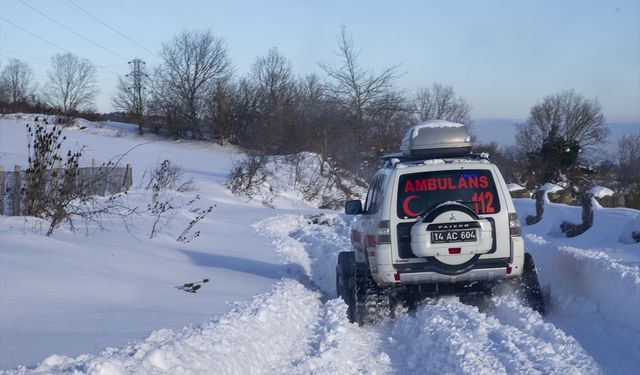Bolu'da paletli ambulans ekipleri, karlı yolları aşarak hastaların imdadına yetişiyor