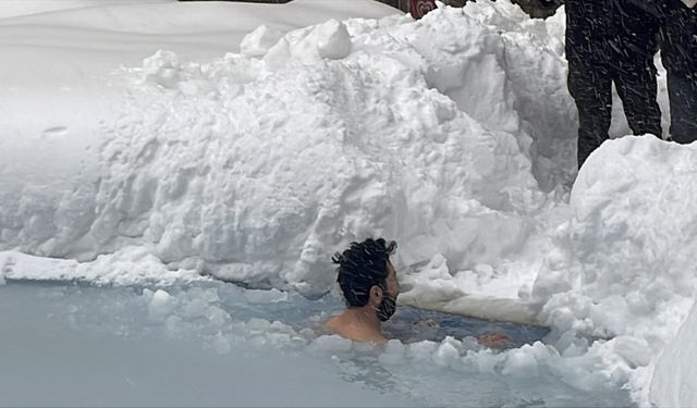 Bolu'da tatilci sıfırın altında 10 derecede buz tutmuş havuza girdi
