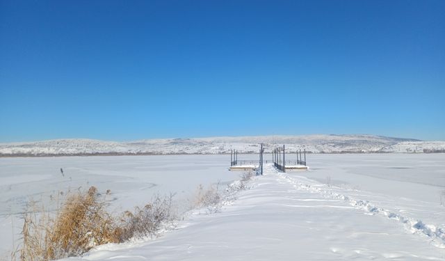 Bolu'da Yeniçağa Gölü'nün yüzeyi buz tuttu