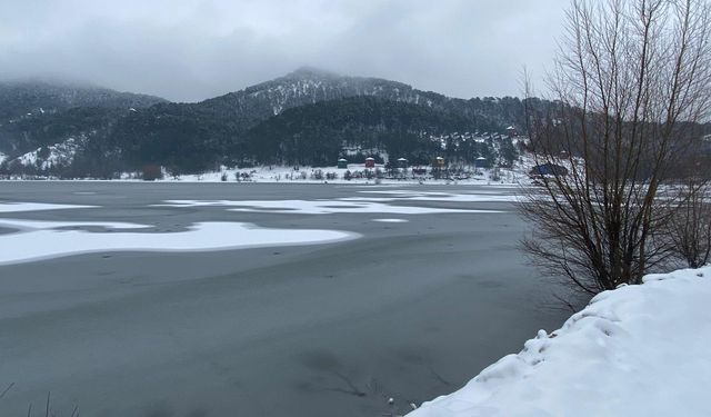 Bolu'daki Çubuk Gölü buz tuttu