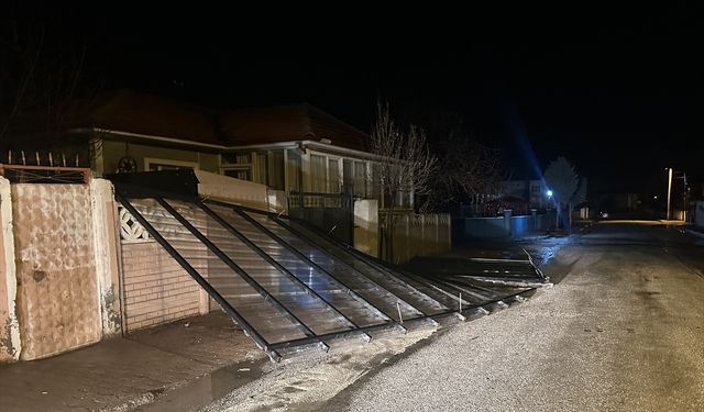 Çorum'da kuvvetli rüzgar nedeniyle elektrik telleri koptu, ağaçlar devrildi