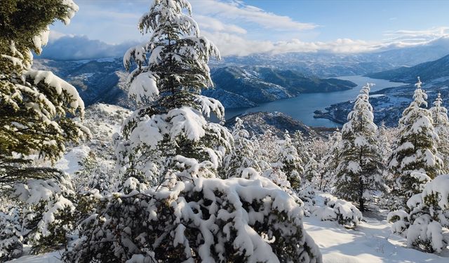 Çorum'da Obruk Barajı Gölü'nün çevresi karla kaplandı