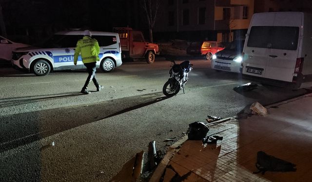 Çorum'da otomobille çarpışan motosikletteki 2 kişi yaralandı
