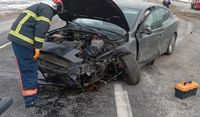 Çorum'da yol kenarındaki toprak zemine çarpan aracın sürücüsü yaralandı