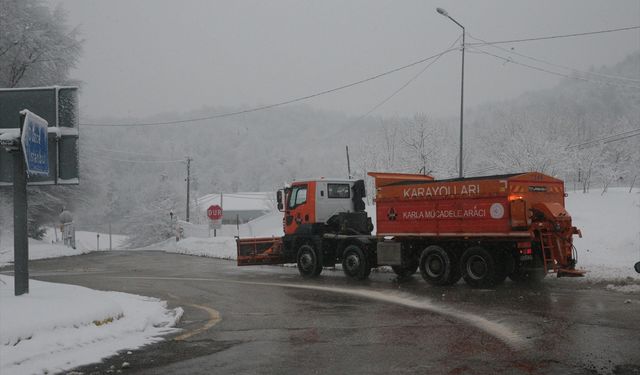 D-100 kara yolunun Bolu Dağı geçişinde kar etkili oluyor