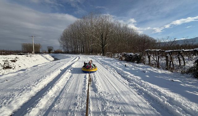 Düzce'de çocuklar yılın ilk gününde beyaz örtünün keyfini çıkardı