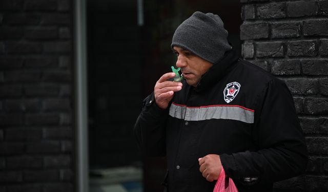 Düzce'de görme engelli seyyar satıcı, 20 yıldır aynı noktada çocukları sevindiriyor