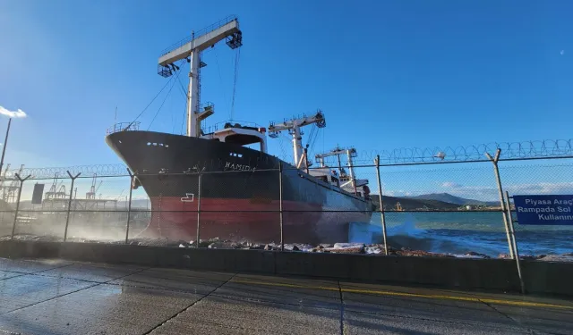 Ege açıklarında kuruyük gemisi karaya oturdu