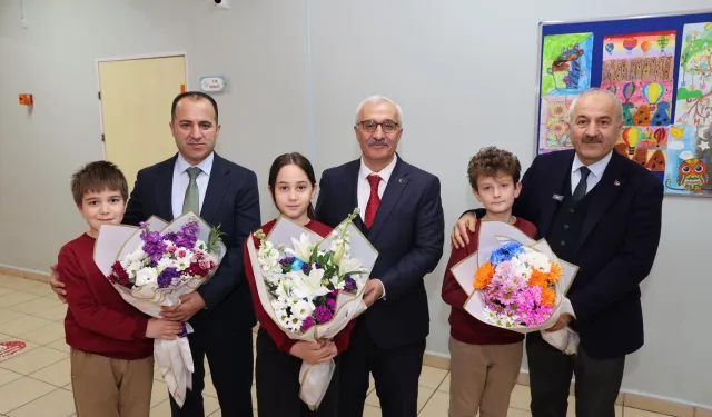 Gebze'de yarıyıl karneleri Sultan Ayhan İlkokulu'nda dağıtıldı