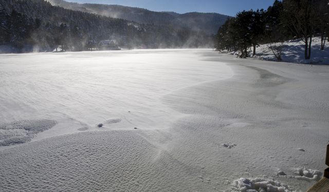Gölcük Tabiat Parkı'ndaki gölün yüzeyi buzla kaplandı
