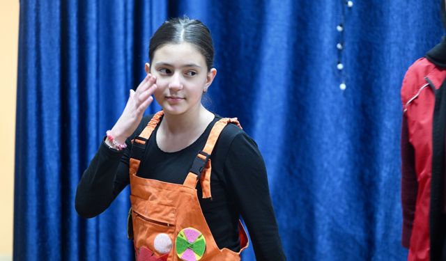 Gönüllü çocuklar akranlarına sporun ve sağlığın önemini tiyatroyla anlatıyor