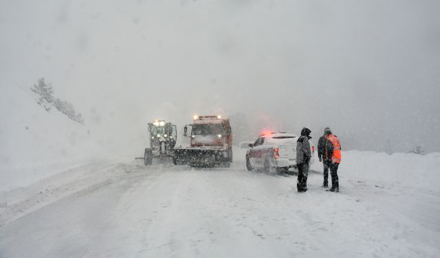 Gümüşhane Valisi Baruş, karla mücadele çalışmalarını denetledi