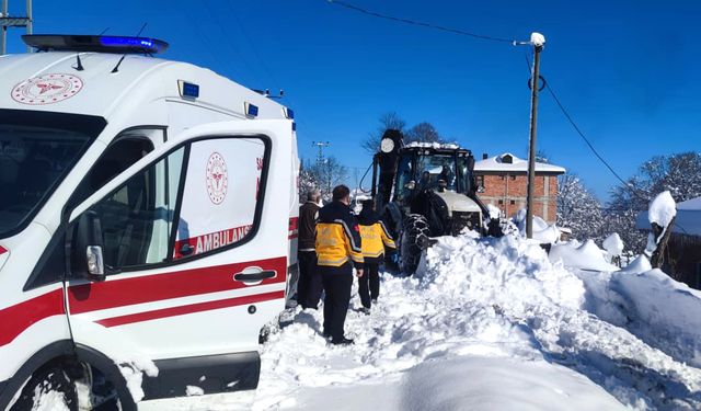 İkizce'de yolda mahsur kalan ambulans, ekiplerin çalışmasının ardından hastaya ulaştı