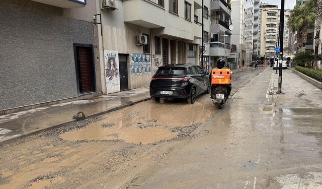 İzmir Alsancak esnafı uzun süren altyapı çalışmalarına tepkili