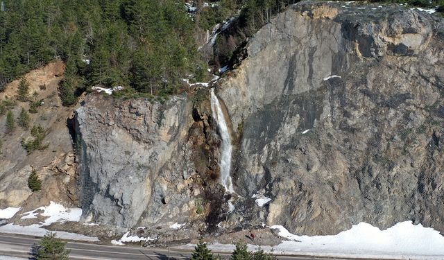 Kastamonu'da karların erimesiyle oluşan 'kar şelalesi' görsel şölen sunuyor