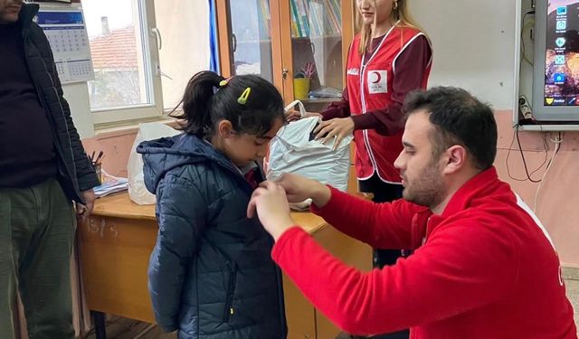 Kızılay'dan ilkokul öğrencilerine mont ve boyama kitabı desteği