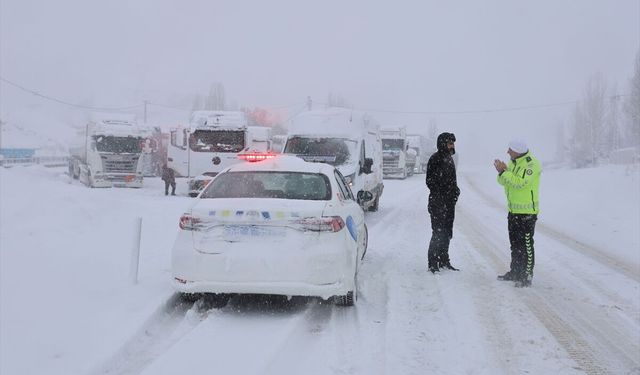 Kop Dağı Geçidi'nde kar ve tipi ulaşımda aksamalara yol açıyor