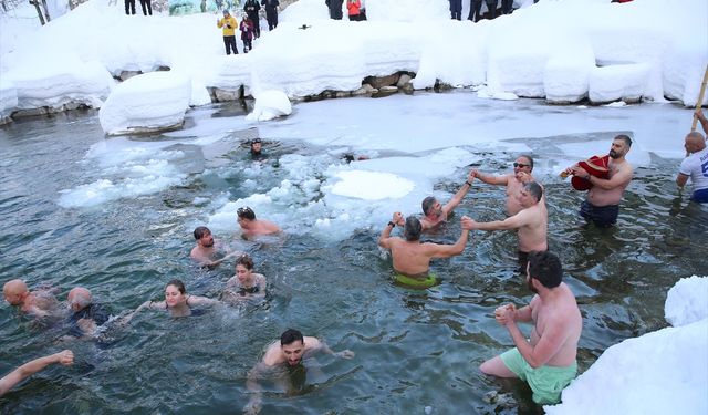 Rize'de '10. Kış Yüzme Şenliği' yapıldı