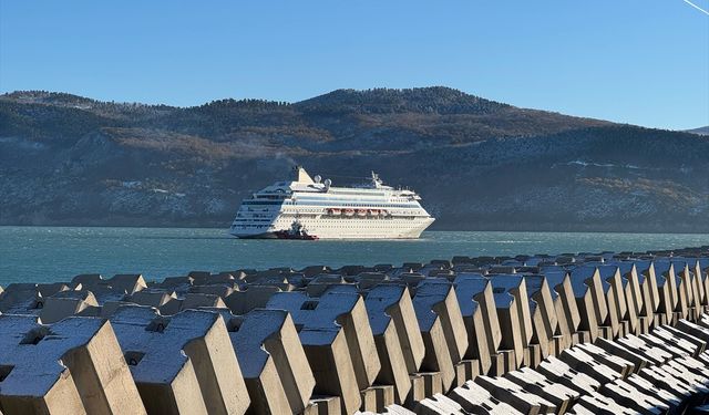 Rusya'dan Amasra'ya gelen yolcu gemisine rüzgar engeli