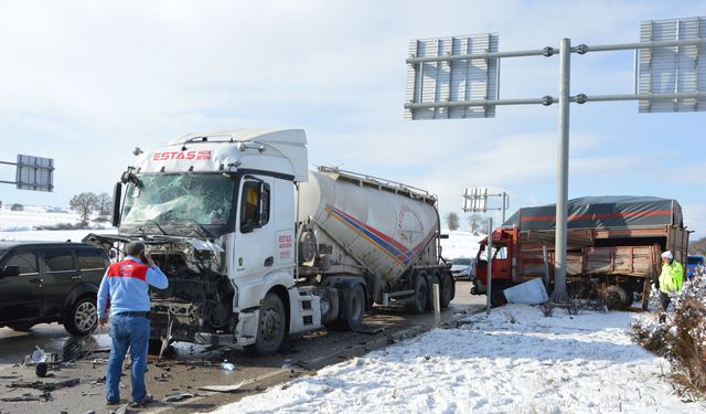 Samsun'da tır ile kamyon çarpıştı, 2 kişi yaralandı