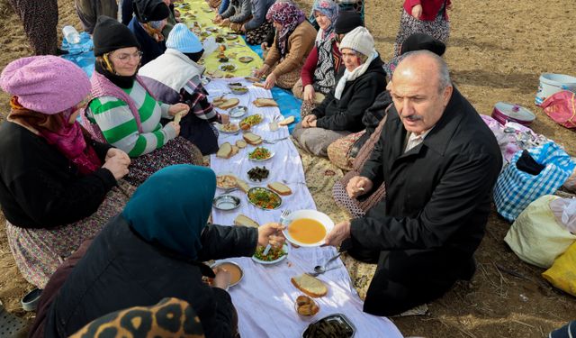 Taşköprü Belediye Başkanı Arslan'dan sarımsak tarlasında çalışan işçilere ziyaret