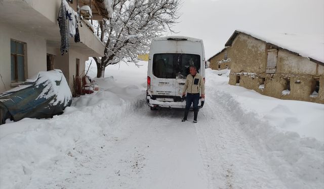 Tokat'ta kar nedeniyle yolu kapanan köydeki diyaliz hastası hastaneye ulaştırıldı