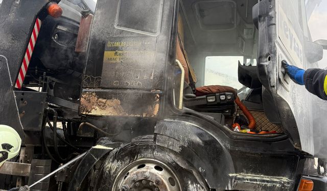 Tosya'da seyir halindeki tır yangın sonucu kullanılamaz hale geldi