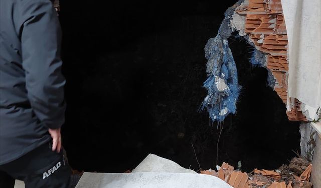 Trabzon'da toprak kaymasında hasar gören 6 katlı bina tahliye edildi