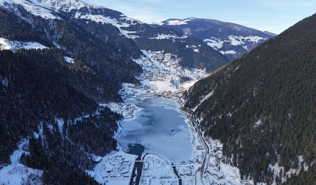Trabzon'da yüzeyi buz tutan Uzungöl görülmeye değer manzaralar sunuyor
