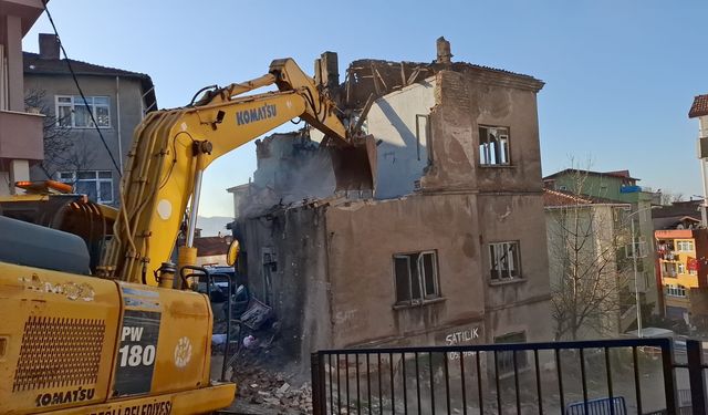 BELEDİYE EKİPLERİ TARAFINDAN YIKILDI