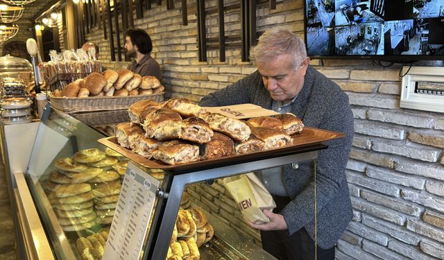 'Yılın Ahisi' seçilen 70 yaşındaki pastaneci, mesleğini evlatlarıyla sürdürüyor