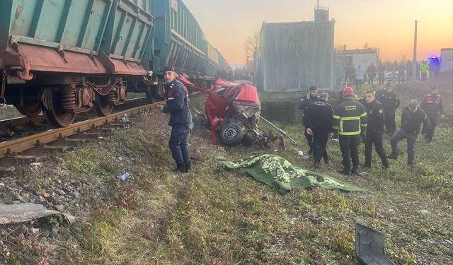 YÜK TRENİ ÇARPTI, HAYATINI KAYBETTİ