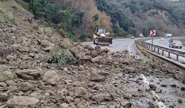 Zonguldak'ta heyelan kara yolunda ulaşımı aksattı