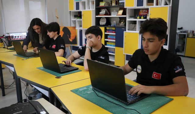 ÖĞRENCİLERİ TEKNOLOJİ ÇAĞINA HAZIRLIYOR