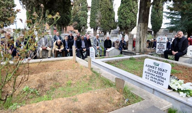 Ahmet Suat Özyazıcı, vefatının 3. yılında mezarı başında anıldı