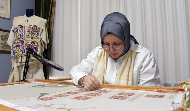 Aile yadigarı 200 yıllık çeyizden aldığı ilhamla Anadolu kültürünü geleceğe taşıyor