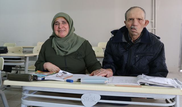 Amasya'da 30 yıllık evli çift birlikte okuma yazma öğreniyor