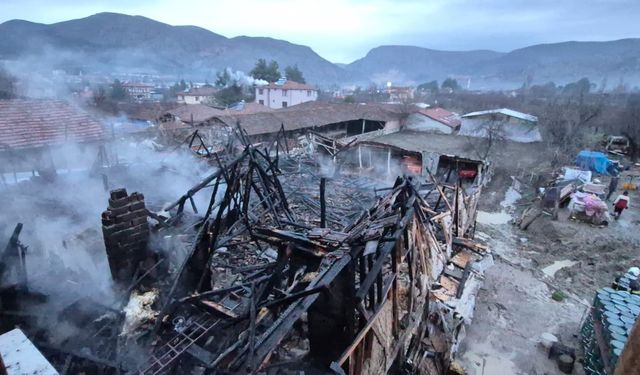 Amasya'da çıkan yangında binanın çatısı ile ahırda zarar oluştu