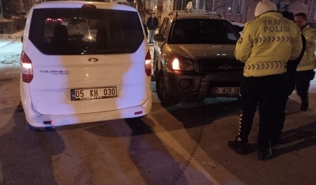 Amasya'da iki otomobilin çarpıştığı kazada 2 kişi yaralandı